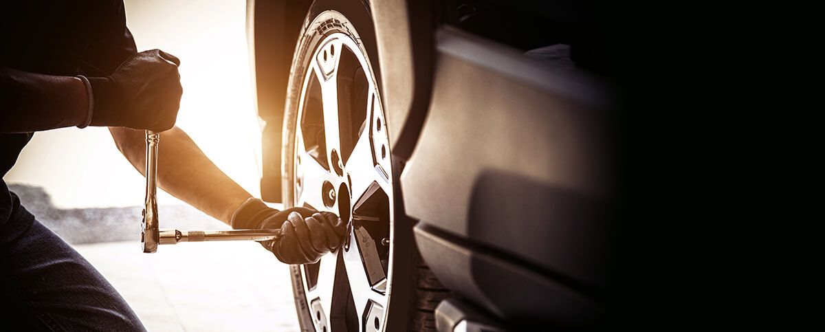 Auto mechanic use wrench to repairing